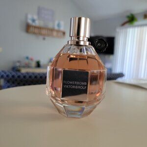 Flowerbomb Eau de Parfum Spray, 3.4 oz.
